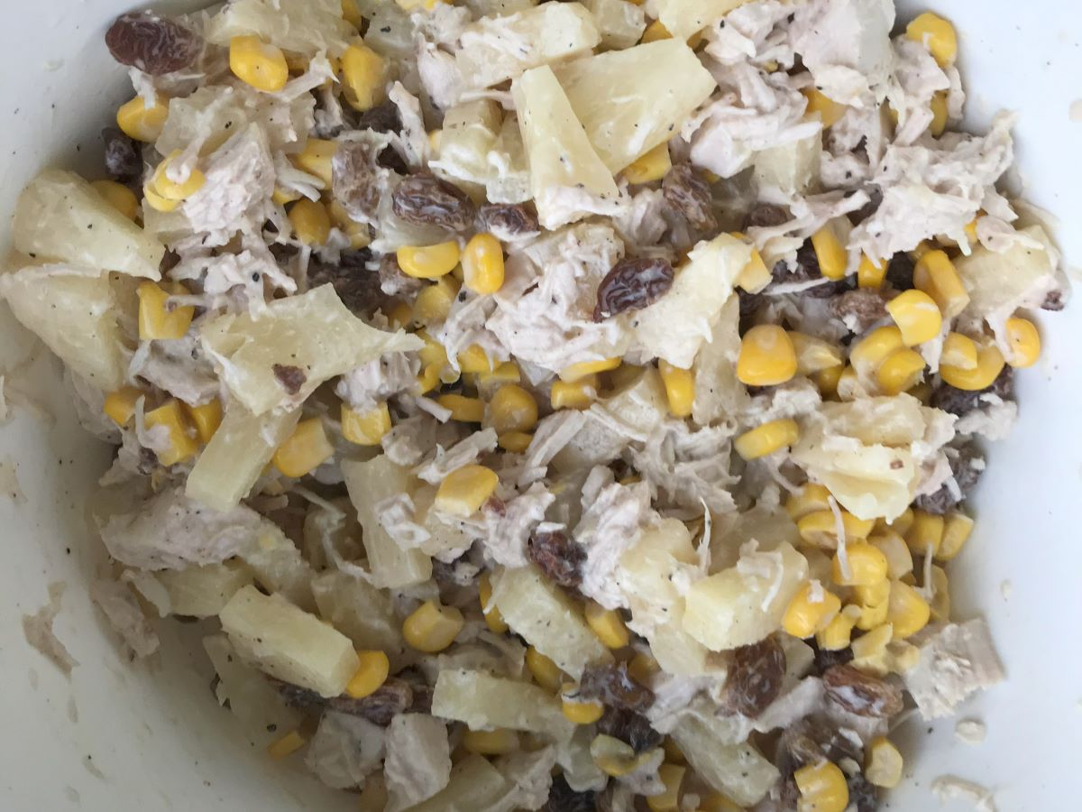 Sałatka z kurczakiem i ananasem